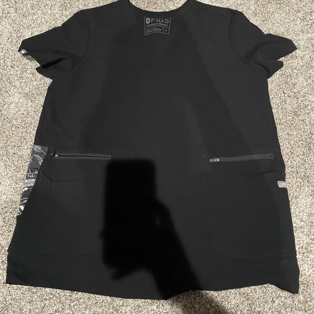 Black and feather six pocket scrub top